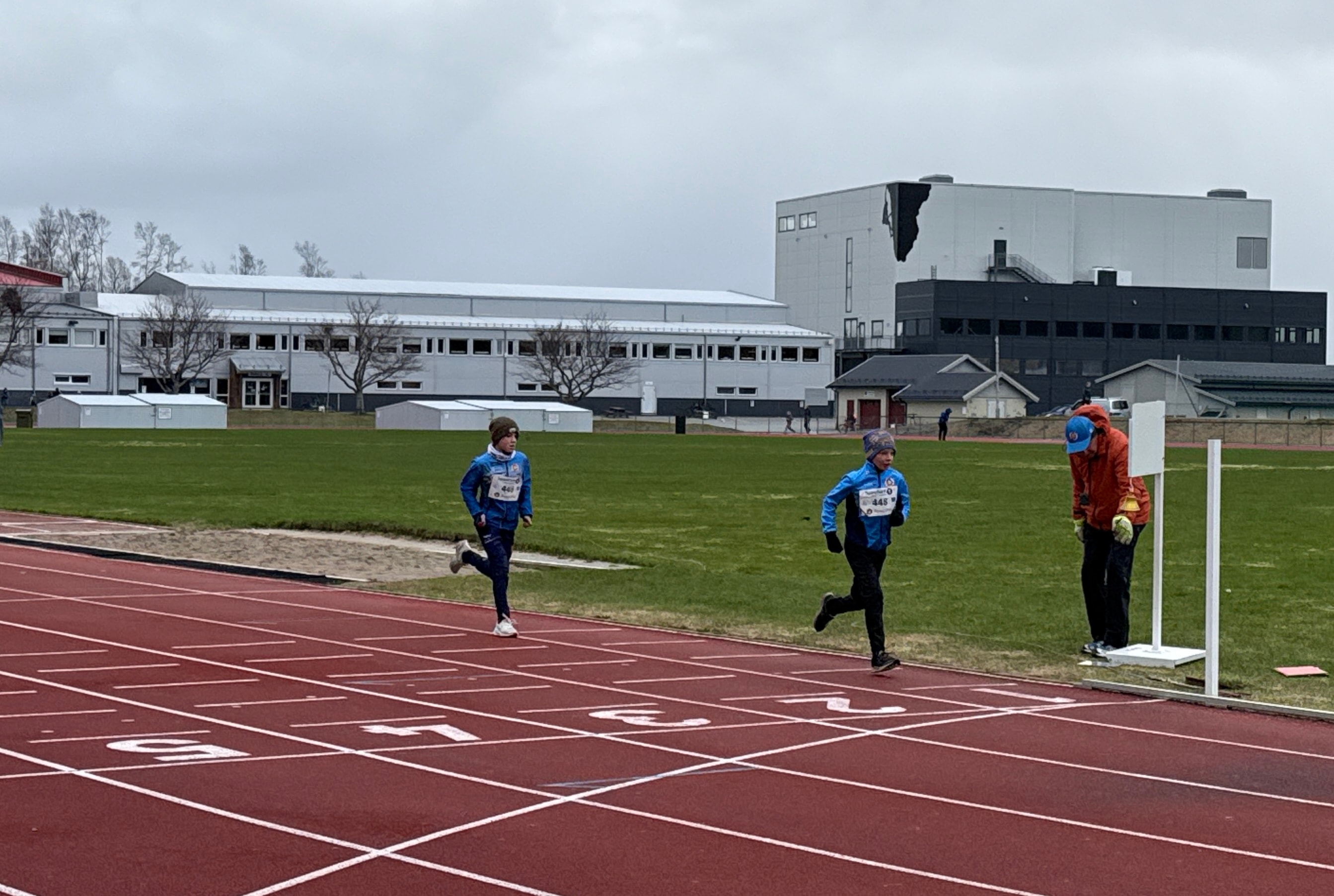Kjølig start på banesesongen